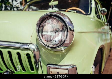 Scheinwerfer von getunten alten Oldtimer, Nahaufnahme. Auto mit niedrigem Fahrer. Stockfoto