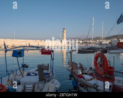 RETHYMNO, KRETA, GRIECHENLAND – 26. OKTOBER 2019: Der alte venezianische Hafen von Rethymno am späten Nachmittag Stockfoto