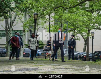 Brooklyn, Usa. Mai 2020. NYC-Bürgermeister Bill de Blasio, First Lady Chirlane McCray und Kommissar Hendon, der für Veteranendienste zuständig ist, legten Kränze für die Gedenkfeier auf dem Cadman Plaza nieder, um die gefallenen Männer und Frauen unserer Streitkräfte zu ehren. (Foto: Steve Sanchez/Pacific Press/Sipa USA) Quelle: SIPA USA/Alamy Live News Stockfoto