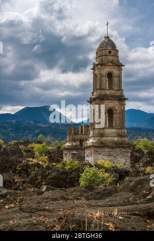 Kirche San Juan Parangaricutiro begraben durch den Vulkan Parícutin im Jahr 1943 (oder Volcán de Parícutin) Michoacán, Mexiko Stockfoto