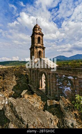 Kirche San Juan Parangaricutiro begraben durch den Vulkan Parícutin im Jahr 1943 (oder Volcán de Parícutin) Michoacán, Mexiko Stockfoto