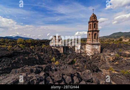 Kirche San Juan Parangaricutiro begraben durch den Vulkan Parícutin im Jahr 1943 (oder Volcán de Parícutin) Michoacán, Mexiko Stockfoto