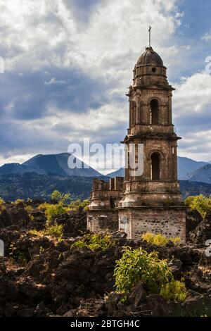 Kirche San Juan Parangaricutiro begraben durch den Vulkan Parícutin im Jahr 1943 (oder Volcán de Parícutin) Michoacán, Mexiko Stockfoto