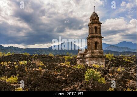 Kirche San Juan Parangaricutiro begraben durch den Vulkan Parícutin im Jahr 1943 (oder Volcán de Parícutin) Michoacán, Mexiko Stockfoto