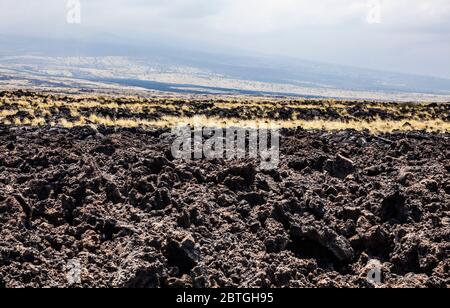 Die Aussicht auf Upland auf der Wanderung zum Makalawena Beach, Hawaii, USA. Stockfoto