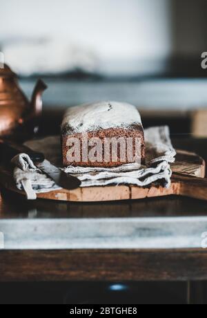 Gesundes Roggenbrot in Scheiben geschnitten auf Holzbrett Stockfoto