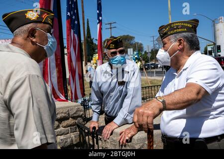 Los Angeles, Kalifornien, USA. Mai 2020. Veteranen, die wegen der COVID 19-Pandemie Gesichtsmasken tragen, nehmen am 25. Mai 2020 an einer Gedenkfeier in Los Angeles, Kalifornien, Teil. Die Veranstaltung fand im Los Cinco Puntos/Five Points Memorial statt, das mexikanische amerikanische Soldaten ehrt, die im Zweiten Weltkrieg, im Koreakrieg und im Vietnamkrieg starben. (Foto von Ronen Tivony/Sipa USA) *** Bitte verwenden Sie das Guthaben aus dem Feld Guthaben *** Quelle: SIPA USA/Alamy Live News Stockfoto