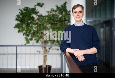 20. Mai 2020, Baden-Württemberg, Tübingen: Eric Schulz, Forschungsgruppenleiter am Max-Planck-Institut für biologische Kybernetik, befindet sich auf dem Gelände des Max-Planck-Instituts in Tübingen. Foto: Christoph Schmidt/dpa Stockfoto