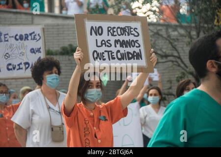 Madrid, Spanien. Mai 2020. Die Gesundheitskräfte von mindestens drei öffentlichen Krankenhäusern in Madrid (Hospital 12 de Octubre, La Paz und Gregorio Marañón) haben um 20:00 Uhr vor den Türen der Gesundheitszentren demonstriert und um Hilfe gebeten. „Hilf uns, dich zu betreuen.“ Die Gesundheitsarbeiter, so die Bemerkung, "haben die Ankunft des Covid-19 die Unsicherheit der Arbeitsplätze unserer und unserer Gesundheitsberufe sowie die katastrophale Verwaltung unserer Gesundheit offenbart". (Foto von Alberto Sibaja/Pacific Press) Quelle: Pacific Press Agency/Alamy Live News Stockfoto