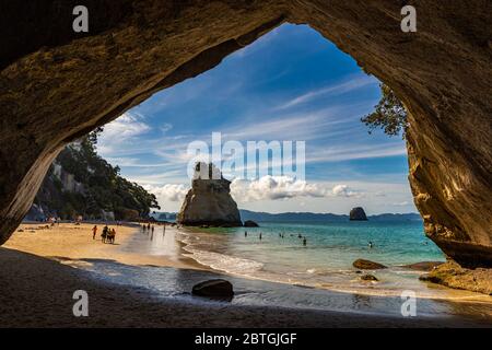 TE Hoho Rock von der Cathedral Cove Cave bei Hahei auf der Coromandel Halbinsel in Neuseeland an einem sonnigen Tag aus gesehen Stockfoto