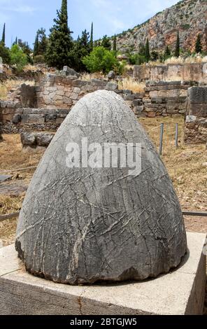 Der Stein Omphalos, Symbol des Zentrums der Erde außerhalb Delphi Archäologisches Museum in Delphi Griechenland. Der Omphalus Stein wurde angenommen, dass es zu ermöglichen Stockfoto