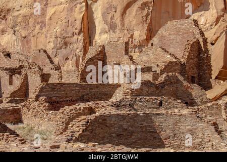 Chacoan Ruinen in der Wüste Canyon im Chaco Canyon National Historical Park in New Mexico Stockfoto