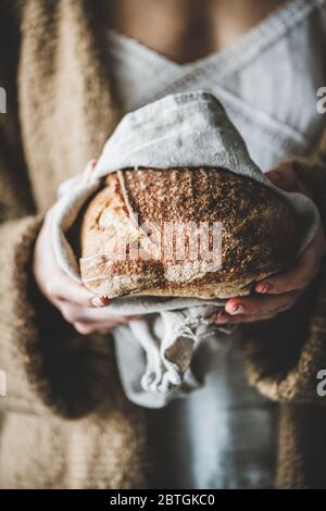 Frau hält gesundes Roggenbrot schwedisches Brot rund Brot in den Händen Stockfoto