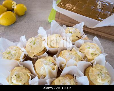 Köstliche, frisch gebackene Ingwer Crunch und Kokosnuss und Limetten Muffins auf einem Küchentisch gesetzt Stockfoto