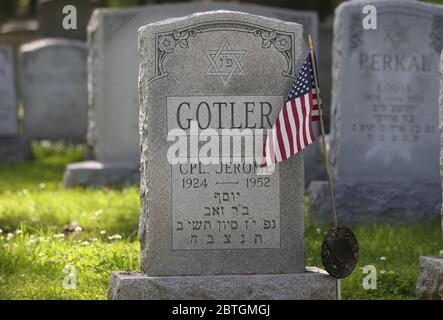 University City, Usa. Mai 2020. Der Grabstein der CPL. Jerome Gotler wird am Memorial Day auf dem Chesed Shel Emeth Cemetery in University City, Missouri am Montag, den 25. Mai 2020, mit einer amerikanischen Flagge geschmückt.Foto: Bill Greenblatt/UPI Quelle: UPI/Alamy Live News Stockfoto