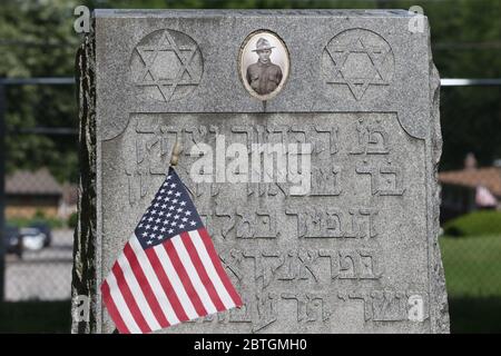 University City, Usa. Mai 2020. Der Grabstein von A.I. OHerein ist am Memorial Day auf dem Chesed Shel Emeth Cemetery in University City, Missouri am Montag, den 25. Mai 2020, mit einer amerikanischen Flagge geschmückt. OHerein starb am 18. September 1918 im Alter von 18 Jahren. Foto von Bill Greenblatt/UPI Quelle: UPI/Alamy Live News Stockfoto