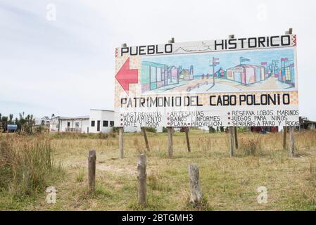 Cabo Polonio, Rocha / Uruguay; 30. Dezember 2018: Hinweisschild am Eingang des touristischen Strandortes Stockfoto