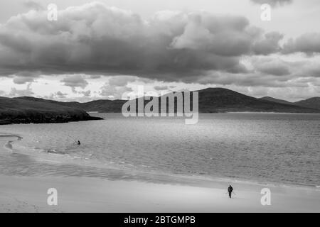 Windsurfer und Fotograf an einem Strand auf Harris Stockfoto