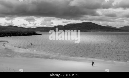 Windsurfer und Fotograf an einem Strand auf Harris Stockfoto