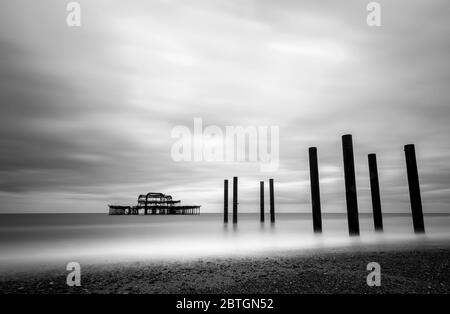 Slow Shutter Speed Bild des zerstörten Brighton Pier Stockfoto