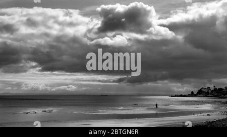 Mann am Strand von Arran Stockfoto