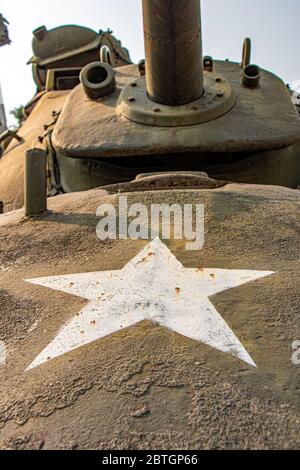 Weißer Stern auf der Vorderseite eines alten russischen Panzers Stockfoto