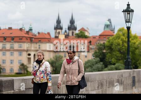 Frauen werden gesehen, die entlang der Karlsbrücke nach dem Aufzug der obligatorischen Regel zu gehen, um Gesichtsmasken zu tragen.Pflichttragen von schützenden Gesichtsmasken aufgrund der Coronavirus-Pandemie, die von der tschechischen Regierung am 19. März eingeführt wurde, Wurde am 25. Mai zum Stillstand gebracht, aber Facemasken sind immer noch obligatorisch für öffentliche Verkehrsmittel und in Innenräumen, wo die Menschen nicht garantieren können, dass sie mindestens 2 Meter voneinander entfernt stehen. Stockfoto