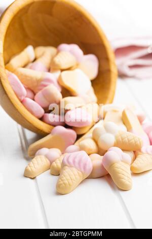 Eis in Form von Gelee-Süßigkeiten. Gummy Bonbons in Schüssel auf weißem Tisch. Stockfoto
