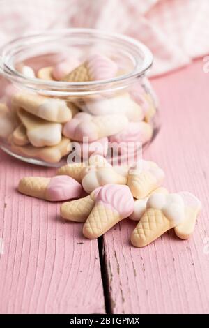 Eis in Form von Gelee-Süßigkeiten. Gummibonbons auf rosa Tisch. Stockfoto