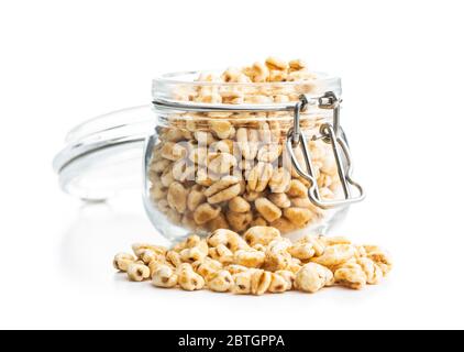 Puffweizen mit Honig in Glas isoliert auf weißem Hintergrund bedeckt. Stockfoto