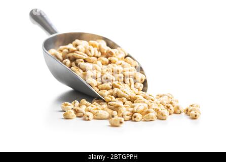 Puffweizen mit Honig in Metall-Schaufel auf weißem Hintergrund isoliert bedeckt. Stockfoto