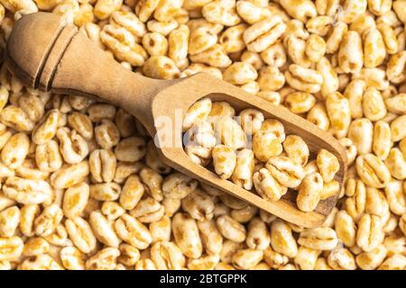Gepuffter Weizen, der mit Honig in der Schaufel bedeckt ist. Draufsicht. Stockfoto