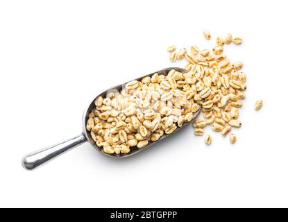 Puffweizen mit Honig in Metall-Schaufel auf weißem Hintergrund isoliert bedeckt. Stockfoto