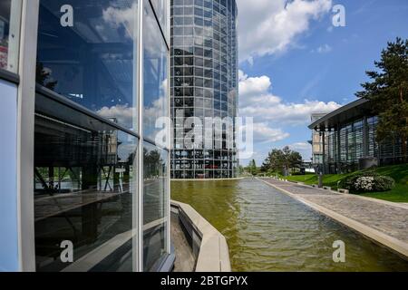 Die Volkswagen/VW-Autobaufabrik mit den Rohren des Volkswagen-Werks in der Autostadt in Wolfsburg. WOLFSBURG, DEUTSCHLAND. 19.Mai 2016 Stockfoto