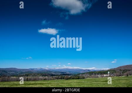 Der Frühling kommt in die ländliche Landschaft des Staates Vermont, New England, USA. Stockfoto