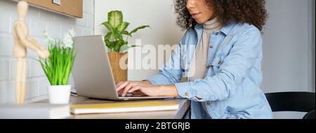 Afrikanische Frau online arbeiten aus dem Home Office mit Laptop-Computer, Banner. Stockfoto