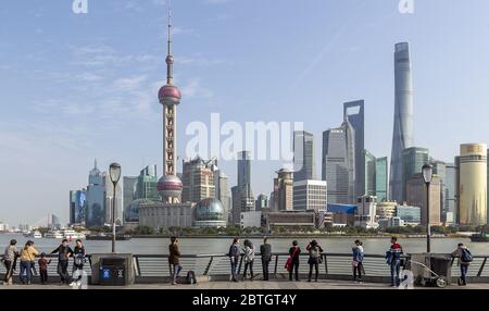 (200526) -- PEKING, 26. Mai 2020 (Xinhua) -- Touristen besuchen den Bund in Shanghai, Ostchina, 6. Januar 2020. China werde seinen ökologischen und ökologischen Schutz in den nächsten fünf Jahren nicht lockern, sagte der Minister für Ökologie und Umwelt Huang Runqiu am Rande der jährlichen Sitzung der nationalen Legislative. Die für den 13. Fünfjahresplan (2016-2020) gesetzten ökologischen und ökologischen Ziele werden reibungslos erreicht, sagte Huang und fügte hinzu, dass sieben von neun verbindlichen Zielen für die Bewertung der Schutzarbeit erreicht wurden, wie die Emission c Stockfoto