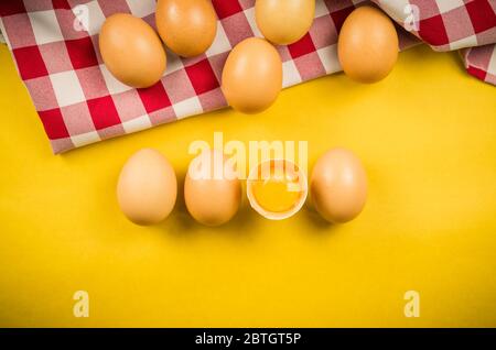 Schöne frische braune Hühnereier auf gelbem Hintergrund mit Kopierraum. Stockfoto