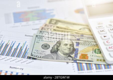 Wechselkurskonzept. Dollar Rechnungen und Diagramm der Börsenkurse. Ein US-Dollar-Scheine, gerollt hundert US-Dollar-Scheine. Lineal auf dem Diagramm Stockfoto