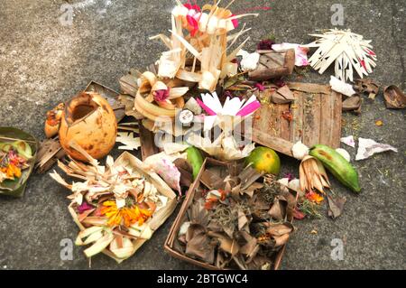 Opfergaben Set balinesischen und indonesischen Stil Ritus Angebot an Gottheit Engel gott des hindu in alten und Ruinen pura Gebäude in Ubud Stadt in Stockfoto