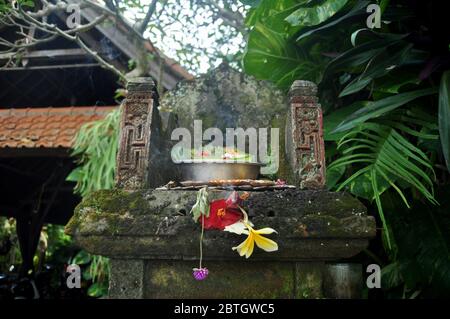 Opfergaben Set balinesischen und indonesischen Stil Ritus Angebot an Gottheit Engel gott des hindu in alten und Ruinen pura Gebäude in Ubud Stadt in Stockfoto