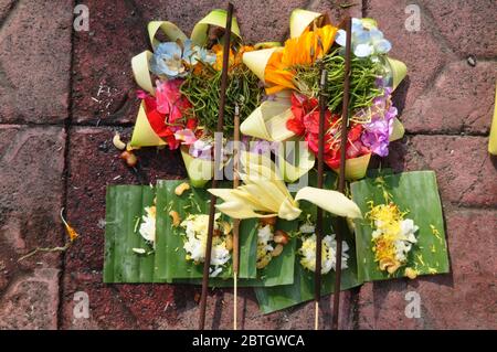 Opfergaben Set balinesischen und indonesischen Stil Ritus Angebot an Gottheit Engel gott des hindu in alten und Ruinen pura Gebäude in Ubud Stadt in Stockfoto