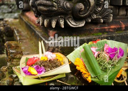 Opfergaben Set balinesischen und indonesischen Stil Ritus Angebot an Gottheit Engel gott des hindu in alten und Ruinen pura Gebäude in Ubud Stadt in Stockfoto