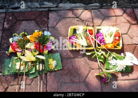 Opfergaben Set balinesischen und indonesischen Stil Ritus Angebot an Gottheit Engel gott des hindu in alten und Ruinen pura Gebäude in Ubud Stadt in Stockfoto