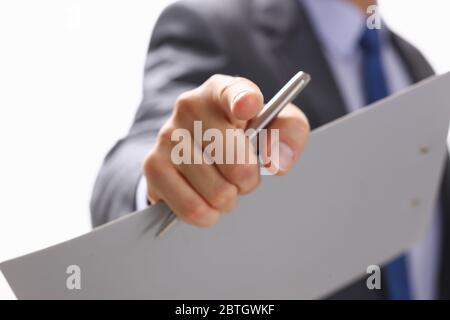 Der Geschäftsmann zeigt einen Finger auf jemanden, der ein Foto sieht Stockfoto