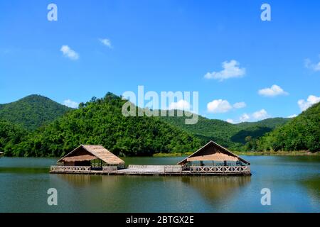 Ang Kep Nam Khao Wong haben alte traditionelle Haus im See von khao wong, Suphan Buri Provinz, Thailand, die Atmosphäre ist ähnlich. Pang ung, Mae Hon Stockfoto