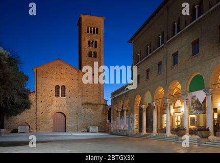 Ravenna - Die Basilika San Francesco in der Abenddämmerung. Stockfoto