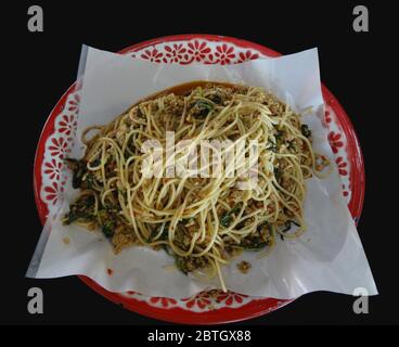 Spaghetti mit scharfer Stir-Fried oder Spaghetti mit scharfer Stir-Fried-Art mit gehacktem Huhn und heiligem Basilikum auf Tablett, thailändische Gerichte Stockfoto