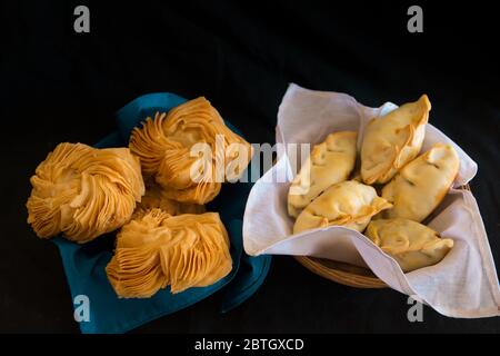 Gerichte von locro Empanadas und süßes Gebäck, traditionelle argentinische Lebensmittel, die häufig für nationale Feiertage konsumiert werden, wie die Revolution o Stockfoto