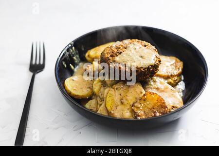 Gesundes pflanzliches Food-Rezeptkonzept, veganer Kartoffelbackbraten mit Kürbisburger und milchfreiem Käse Stockfoto
